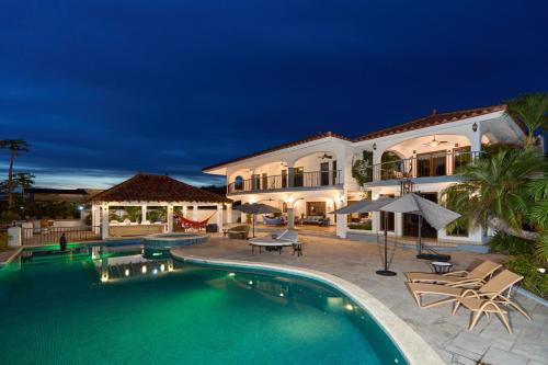 Πισίνα στο ή κοντά στο Villa Vita Oceanfront Mansion