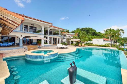 Πισίνα στο ή κοντά στο Villa Vita Oceanfront Mansion