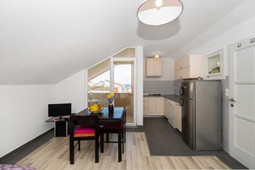 Apartment Lena city center near beach