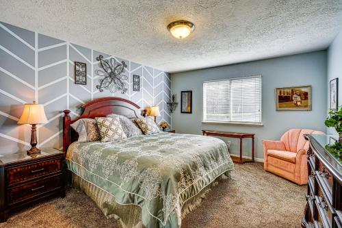 Giường trong phòng chung tại 3,500-Sq-Ft Holiday Gem with Game Room in Heber City