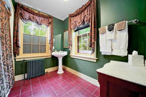 Un baño de Cromwell Manor Inn
