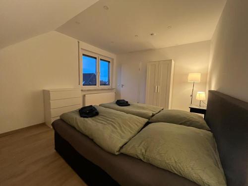 Ένα ή περισσότερα κρεβάτια σε δωμάτιο στο HörnQuartier - modern eingerichtete Ferienwohnung - Familienfreundlich, ideal auch für Geschäftskunden