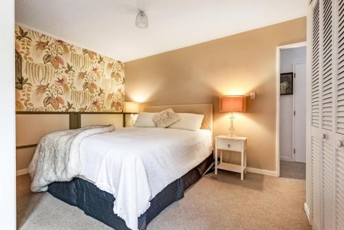 En eller flere senge i et værelse på A Village Green Getaway