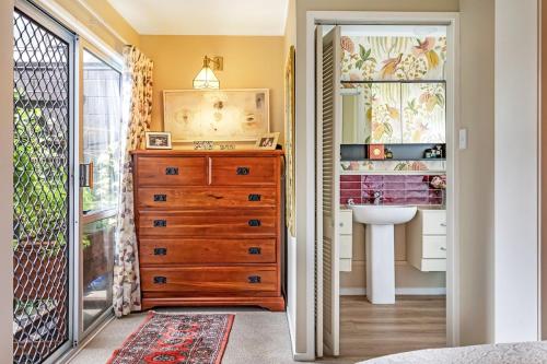 Et badeværelse på A Village Green Getaway