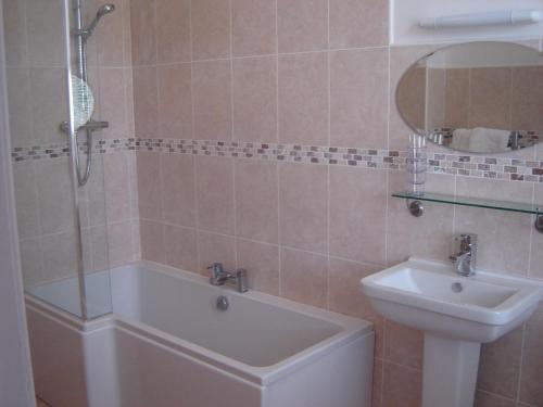 A bathroom at Glenbank House Hotel 