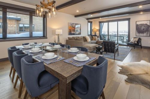 大天山村Big Sky Getaway Lone Peak Views Shared Hot Tub的一间带桌椅的餐厅和客厅