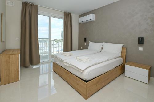 Ένα ή περισσότερα κρεβάτια σε δωμάτιο στο Lovely and spacious apartments in the quaint and quiet town of Pembroke