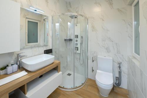 Ένα μπάνιο στο Lovely and spacious apartments in the quaint and quiet town of Pembroke