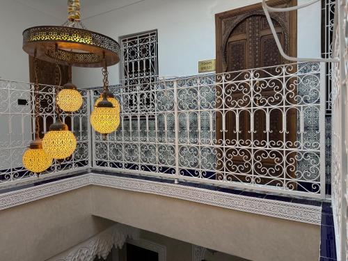Riad Lalla Aicha في مراكش: شرفة مع درابزين من الحديد المطاوع ومصباحين