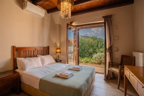 um quarto com uma cama e uma janela grande em Villa Petra em Kalyves