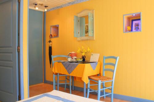 a small dining room with a table and chairs at La Roche Bleue in Saint-Bois