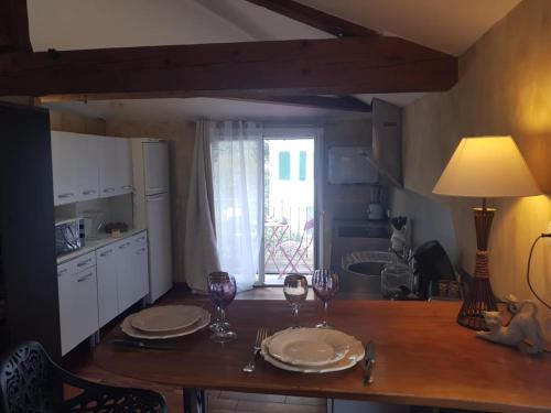 A kitchen or kitchenette at Duplex T4 Sempre Endavant