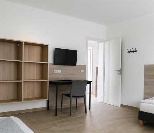 TV a/nebo společenská místnost v ubytování Monteurzimmer24-Leuna