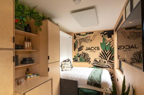 Voodi või voodid majutusasutuse The Jungle - Unique Hot Tub Cabin in Millport toas