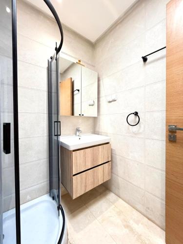 a bathroom with a sink and a shower at Charmante maison de vacances proche de la plage à quelques minutes de Rabat in Temara