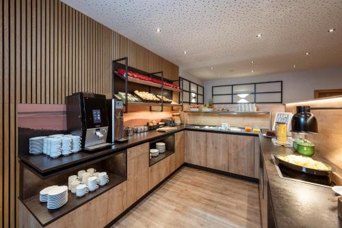 a kitchen with aasteryasteryasteryasteryasteryasteryasteryasteryasteryasteryasteryastery at Hotel & Gasthof Taferne in Schladming