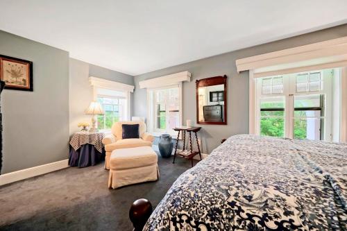 Una cama o camas en una habitación de Cromwell Manor Inn