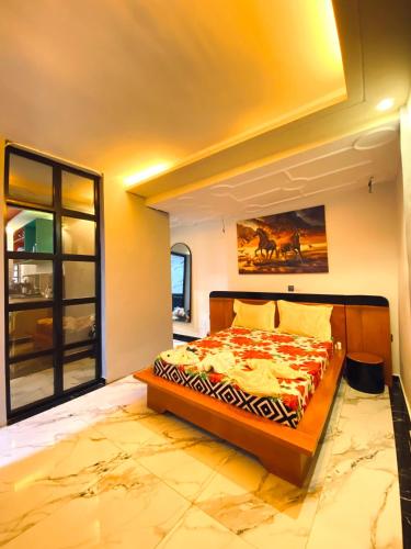 a bedroom with a large bed in a room at Résidence de la Paix in Yaoundé