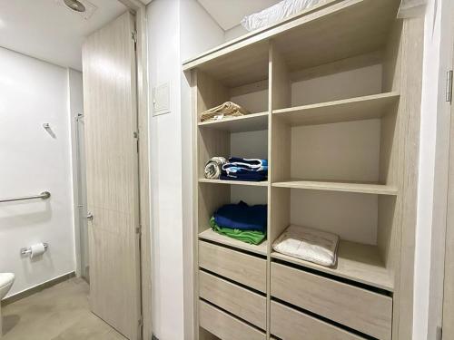 ein Badezimmer mit begehbarem Kleiderschrank mit Regalen in der Unterkunft Edificio Ocean Club in Santa Marta