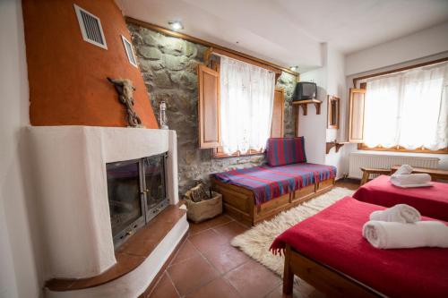 Ένα ή περισσότερα κρεβάτια σε δωμάτιο στο Πατρικό ολόκληρος ξενώνας entire stone guesthouse