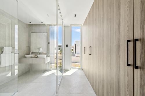 Ένα μπάνιο στο LIOQA Resort