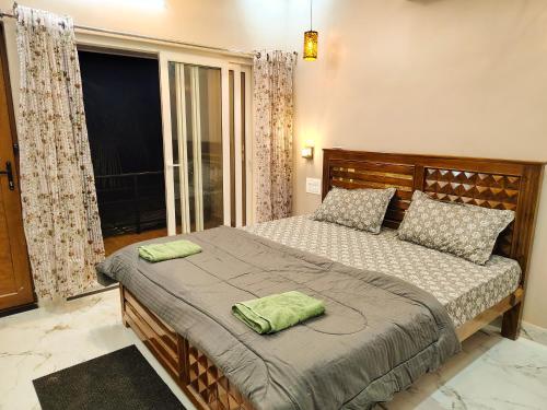um quarto com uma cama com duas toalhas em JFZ Homestay em Honāvar