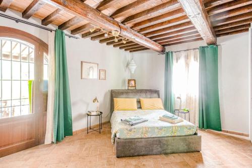 Ένα ή περισσότερα κρεβάτια σε δωμάτιο στο Charming Tuscan Villa Borgo Il Massera