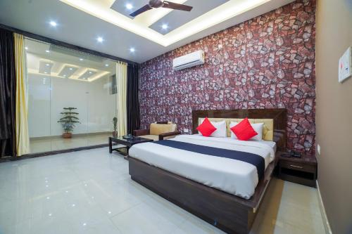 RāmpuraCollection ORudrapurBus StandFormerly Corinthian的一间带床和红墙的卧室