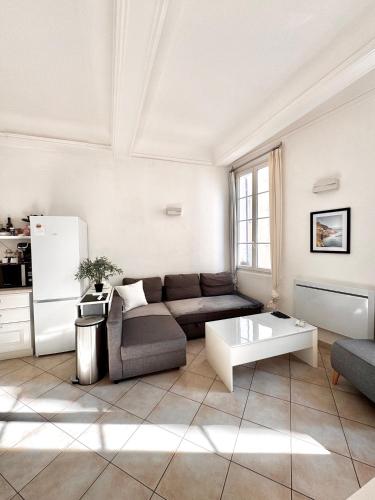 a living room with a couch and a table at Fabuleux Logement in Le Beausset
