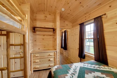 Ένα ή περισσότερα κρεβάτια σε δωμάτιο στο Lakefront Relaxation and Adventure Sodus Bay Cabin