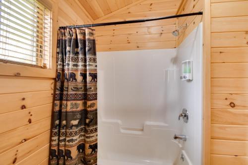 Ένα μπάνιο στο Lakefront Relaxation and Adventure Sodus Bay Cabin