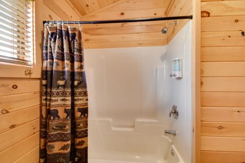 Koupelna v ubytování Lakefront Cabin Living with Dock Access on Sodus Bay