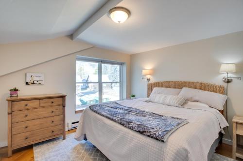 sypialnia z dużym łóżkiem i oknem w obiekcie Hike, Bike and Ski! Downtown Crested Butte Condo w mieście Crested Butte