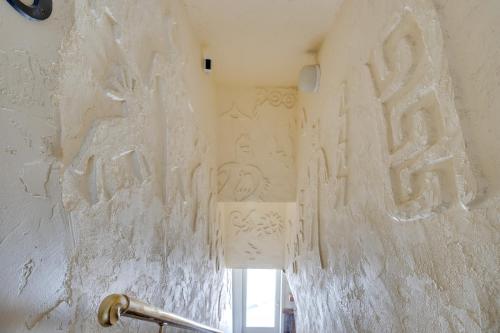 ściana pokryta tynkiem z napisami w obiekcie Hike, Bike and Ski! Downtown Crested Butte Condo w mieście Crested Butte