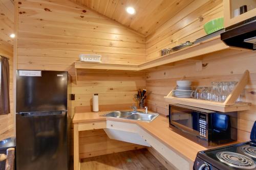 Kuchyň nebo kuchyňský kout v ubytování Bayfront Cabin with Docks and Access to Lake Ontario!