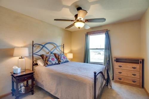 Giường trong phòng chung tại 3 Blocks to Main St Cozy Gunnison Retreat!