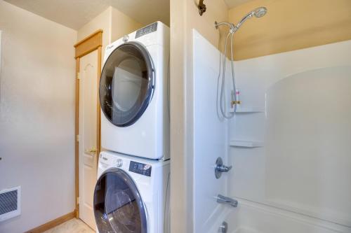 Phòng tắm tại 3 Blocks to Main St Cozy Gunnison Retreat!