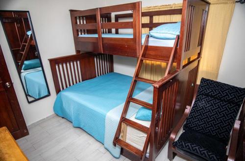 Palanda nebo palandy na pokoji v ubytování Yvette Teresa