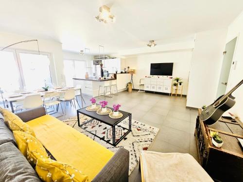 Μια τηλεόραση ή/και κέντρο ψυχαγωγίας στο Executive 3BR Flat w Terrace, Parking, Fast Wi-Fi