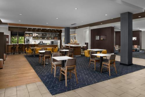 a restaurant with tables and chairs and a bar at Courtyard Phoenix Chandler/Fashion Center in Chandler