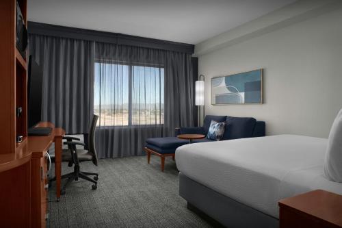 Una cama o camas en una habitación de Courtyard Phoenix Chandler/Fashion Center