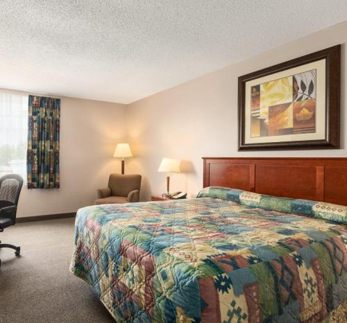 Una cama o camas en una habitación de Canada Grey Motor Inn