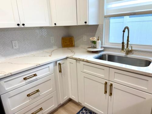 Η κουζίνα ή μικρή κουζίνα στο A Brand New Coastal Escape, 1 Mile to Downtown