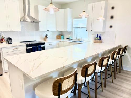 Η κουζίνα ή μικρή κουζίνα στο A Brand New Coastal Escape, 1 Mile to Downtown