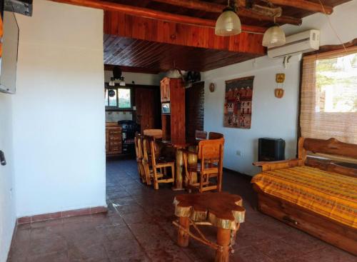 Χώρος καθιστικού στο Cabañas La Puesta del Sol