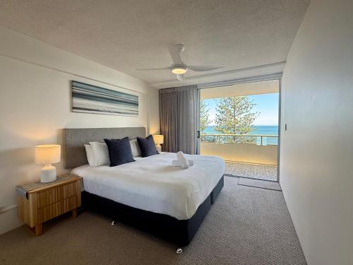 ein Schlafzimmer mit einem Bett und Meerblick in der Unterkunft Park Towers-Goodwin Towers Holiday Units in Gold Coast