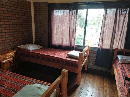 Ένα ή περισσότερα κρεβάτια σε δωμάτιο στο Cabañas La Puesta del Sol