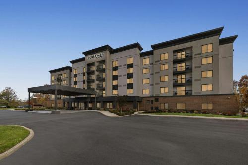 a hotel with a parking lot in front of it at Courtyard Philadelphia/Langhorne in Langhorne