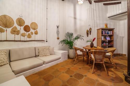 uma sala de estar com um sofá e uma mesa em Casa Linaje Hotel Boutique by HMC -Cauca Viejo- Mayores de 10 años em Jericó
