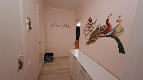un pasillo con pinturas de aves en la pared en Hubane 3-toaline korter Tondiraba Jäähalli ja pargi kõrval, en Tallin